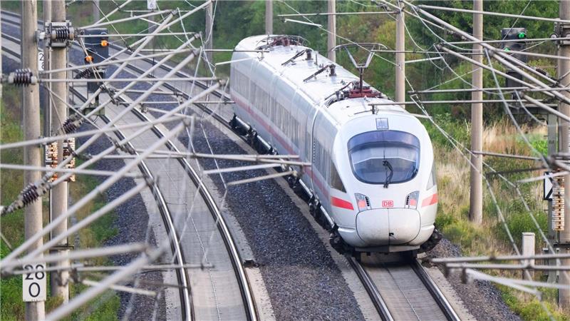 Deutsche fahren trotz teurem Sprit nicht weniger Auto Die Bahn verzeichnet im Fernverkehr mehr Nachfrage. (Archivbild)