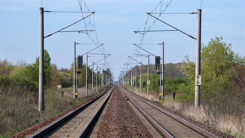 Mehr Wettbewerb im Fernverkehr - gut für Fahrgäste? Die Bahn warnt angesichts neuer Wettbewerber im Fernverkehr vor weniger Angebot in der Fläche. (Archivbild)