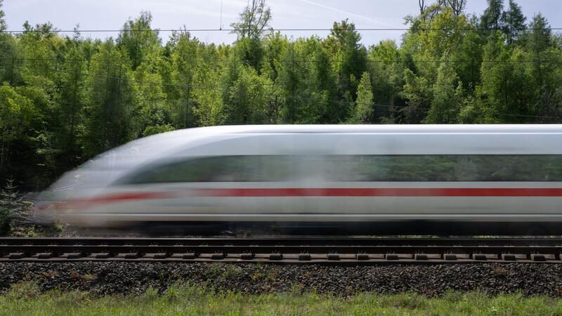 Bahn-Chef: 2025 keine Streichungen im Fernverkehrsangebot Die Bahn will 2025 nach eigenen Angaben keine Strecken aus dem Fernverkehrsangebot streichen.