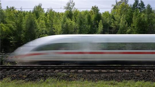 Die Bahn will 2025 nach eigenen Angaben keine Strecken aus dem Fernverkehrsangebot streichen.