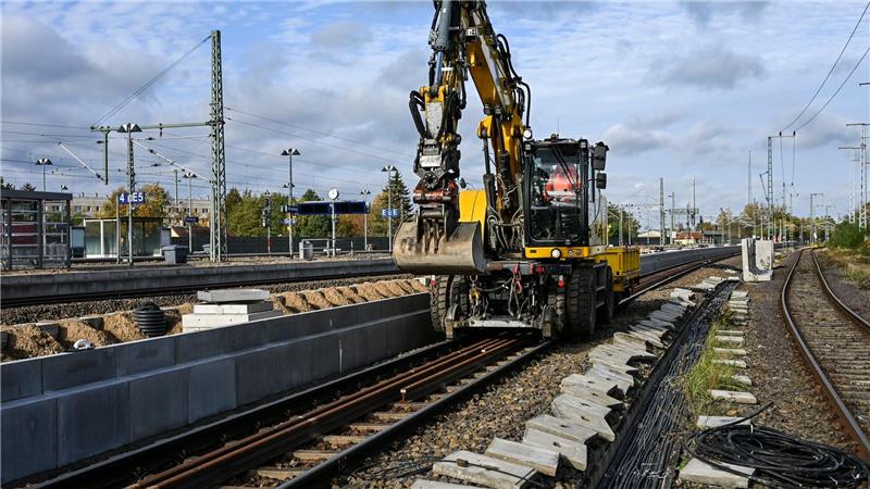 Die Bahn will an Strecken-Sanierungen mit gebündelten Arbeiten festhalten. (Archivbild)  