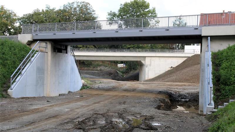 Die Bahnbrücken der Strecken Braunschweig-Seesen (vorne) und Goslar-Hildesheim (hinten) wurden plangemäß fertig gestellt. Aber beim Ausbau der Landesstraße 498 (Ringelheim-Sehlde) gehen die Arbeiten derzeit nicht weiter.