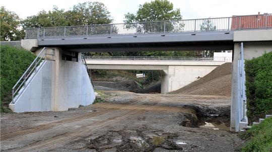 Die Bahnbrücken der Strecken Braunschweig-Seesen (vorne) und Goslar-Hildesheim (hinten) wurden plangemäß fertig gestellt. Aber beim Ausbau der Landesstraße 498 (Ringelheim-Sehlde) gehen die Arbeiten derzeit nicht weiter.