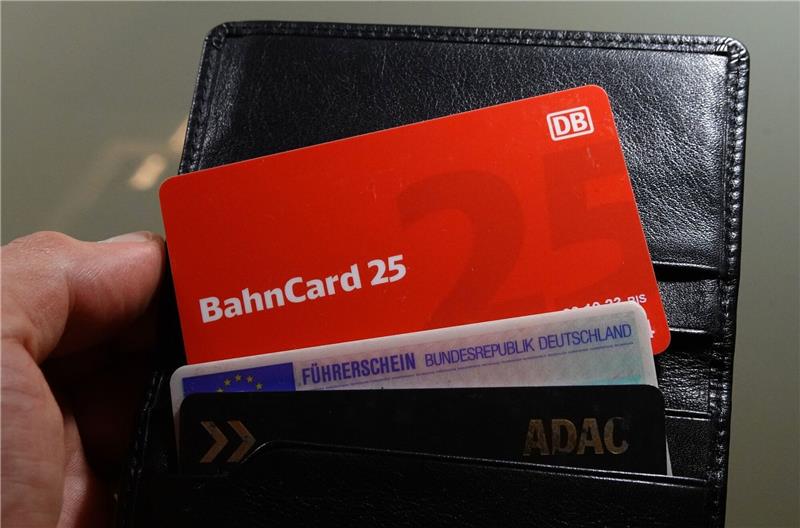 Die Bahncards 25 und 50 sollen in Zukunft nur noch in digitaler Form zur Verfügung stehen.