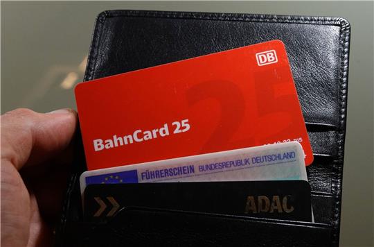 Die Bahncards 25 und 50 sollen in Zukunft nur noch in digitaler Form zur Verfügung stehen.