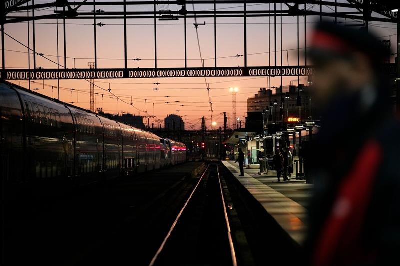 Die Bahngesellschaft SNCF geht davon aus, dass aufgrund des Streiks der Zugverkehr in ganz Frankreich «sehr stark gestört» sein wird.