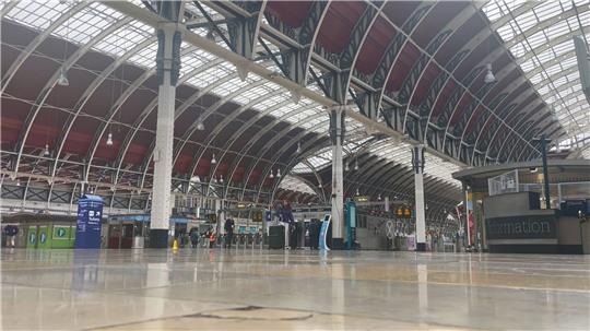 Die Bahnhofshalle des Londoner Bahnhofs Paddington ist wenig besucht, während die Mitglieder der Lokführer-Gewerkschaft Aslef streiken.