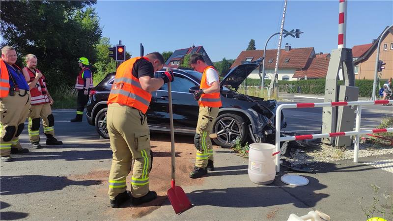 Mann fährt in Othfresen gegen Bahnschranke: Zugverkehr eingestellt Die Bahnschranke ist so stark beschädigt worden, dass sie nicht mehr funktionsfähig ist.