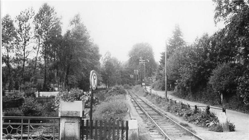 Die Bahnstrecke führt mitten durch den Amtsweg an der Bode entlang Richtung heutiges Eisstadion.
