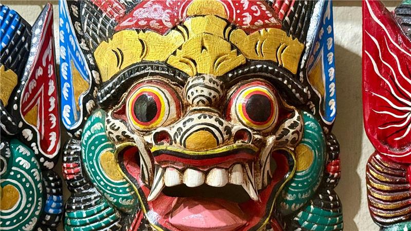 Streit um Glasaufzug spaltet Bali – Baustopp auf Nusa Penida Die Balinesen haben einen einzigartigen Glauben, geprägt vom mythologischen Wesen und dem Gleichgewicht zwischen Gut und Böse.