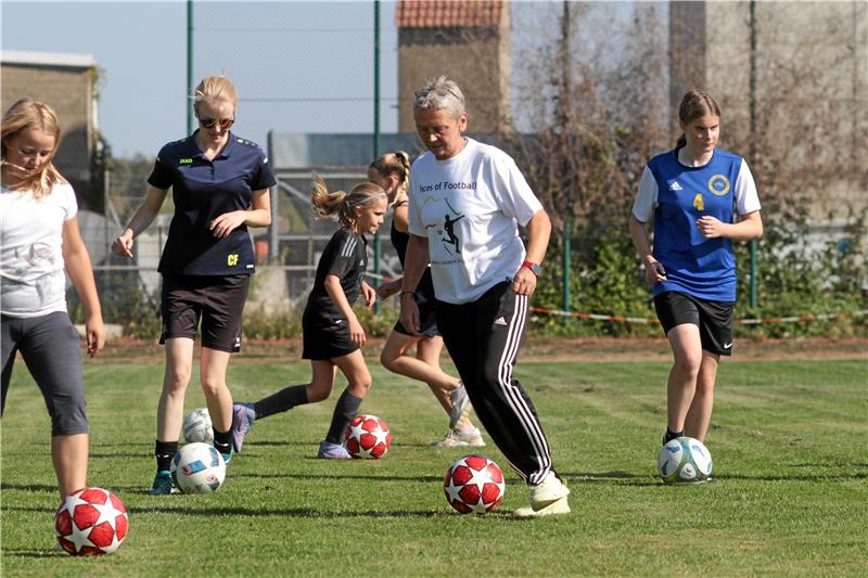 Rasenattacke, Schiedsrichter-Protest und Trainingsspaß Die Ballführung ist noch immer perfekt: Ex-Europameisterin Petra Landers verbreitet in Wiedelah viel Spaß. Foto: Gietemann