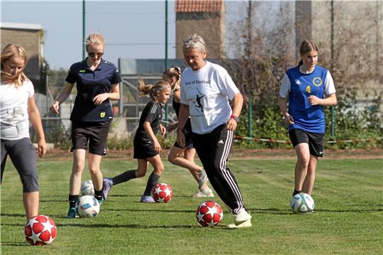 Die Ballführung ist noch immer perfekt: Ex-Europameisterin Petra Landers verbreitet in Wiedelah viel Spaß. Foto: Gietemann