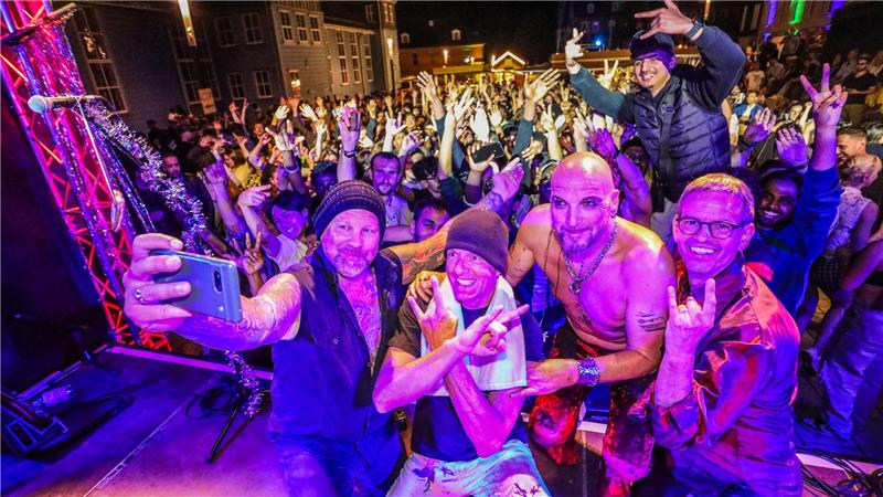 TU Clausthal und Bergschule feiern 250. Geburtstag Das Foto zeigt die Band BBC Rock, die gerade ein Selfie-Foto auf der Bühne vor Tausenden Fans im Hintergrund machen.