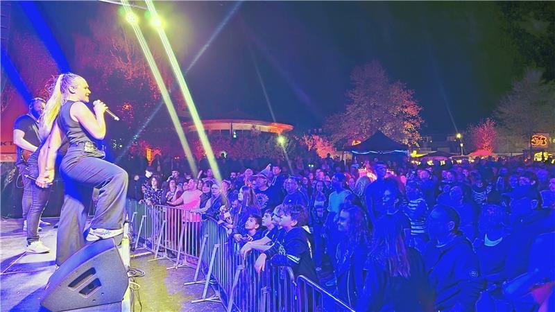 Walpurgis in Hahnenklee – fast wie ein Sommermärchen Die Band Bäm sorgt für gute Stimmung im Kurpark. Foto: Epping