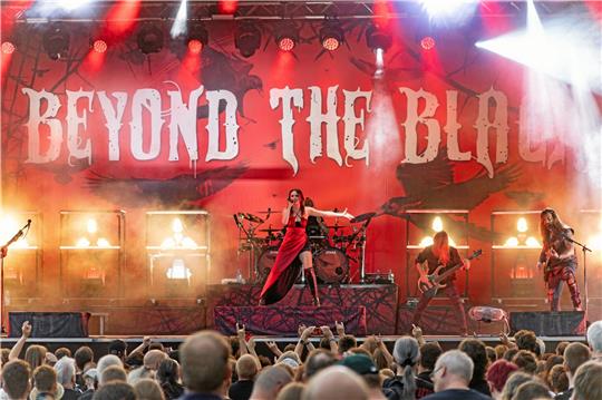 Die Band Beyond The Black steht am Sonntagabend vor rund 1000 Fans auf der Rammelsberg-Bühne. Foto: Gleisberg