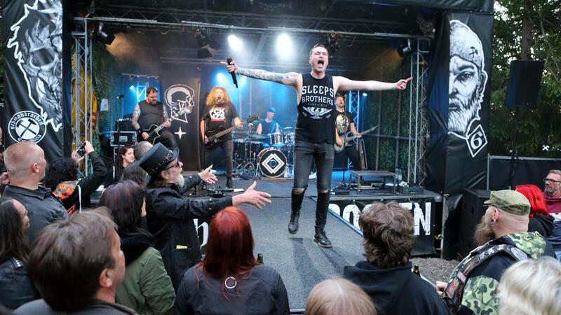 700 Gäste feiern beim „Pfauenteiche Rocken“ Die Band Bucketlist lockt mit ihren Eigenkreationen zahlreiche Besucher vor die Bühne.