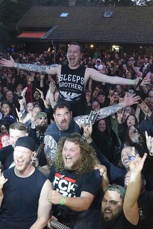 700 Gäste feiern beim „Pfauenteiche Rocken“ Die Band Bucketlist spielt eine Mischung aus hartem, schnellem Metal und Hardcore-Musik und mischt sich auch mal unter das Publikum.