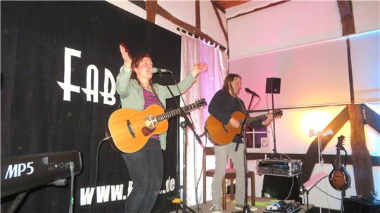 Die Band FAB 2 spielt zum Geburtstag der Pfarrscheune einen Mix aus Coversongs und eigenen Titeln.  Foto: Biener