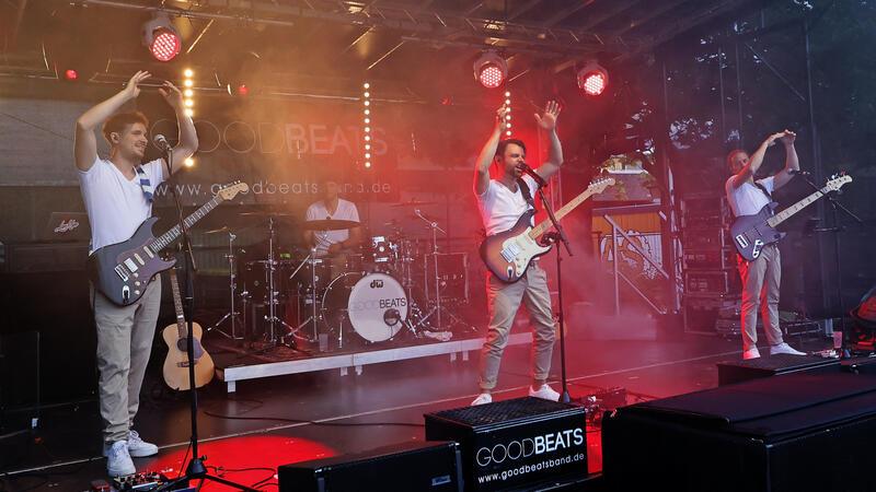 Die Band "Good Beats" sorgt für Stimmung auf dem Schulhof.