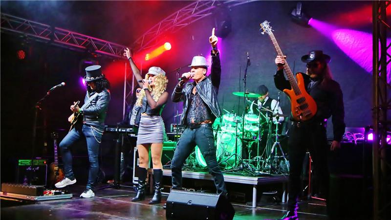 Die Band spielt auf der Bühne.