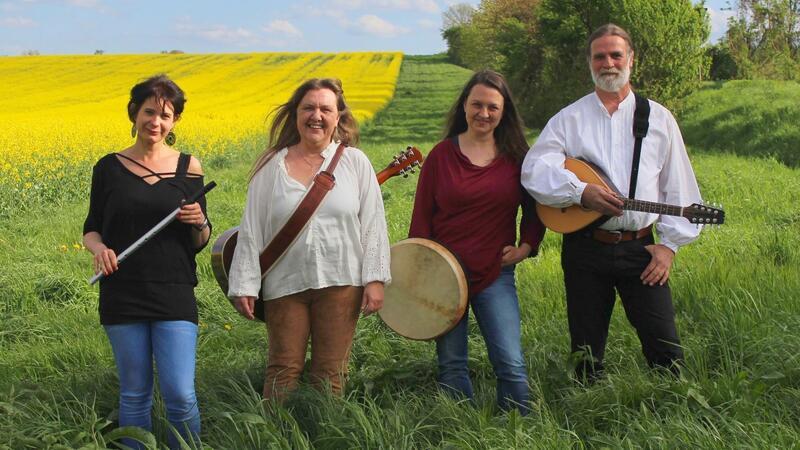 Kultur, Kunst, Konzerte und auch Künstliche Intelligenz Die Band Hotchpotch aus Liebenburg spielt im Garten der Lewer Däle.