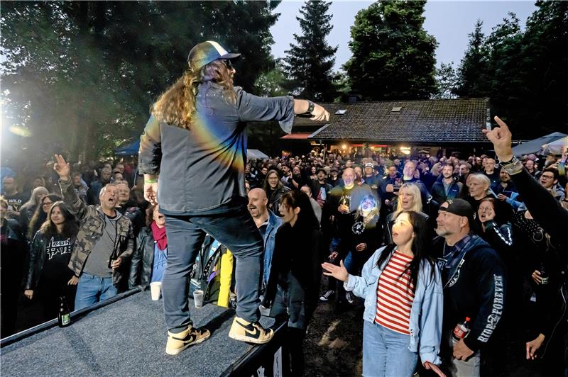 17. Pfauenteiche Rocken: 800 Musik-Fans trotzen dem Regen Die Band Iron Fate heizt dem Publikum ordentlich ein, das hin und wieder gegen Regenschauer ankämpft. Foto: Schönfisch