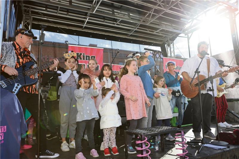 Verkaufsoffener Sonntag mit Grill-Nachspeisen vom Weltmeister Die Band King Seppys Flokatis holt kurzerhand einige Kinder aus dem Publikum auf die Bühne. Foto: Neuendorf