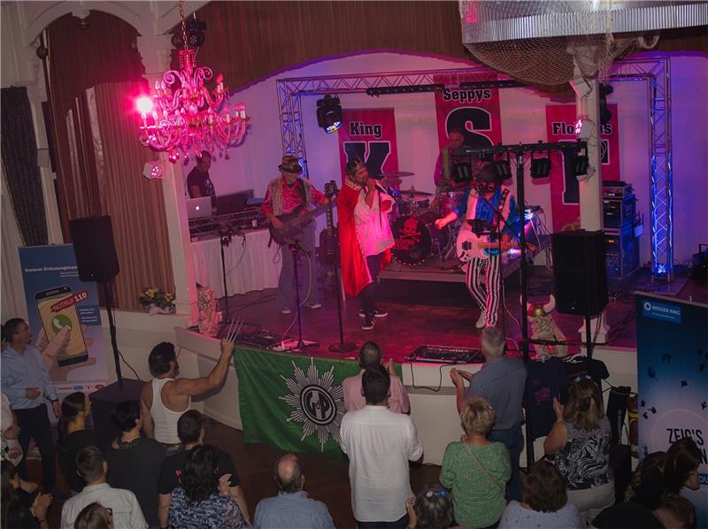 Zwei Ukrainerinnen erhalten Auszeichnungen Die Band King Seppys Flokatis unterhält die Partygäste. Foto: Hohaus