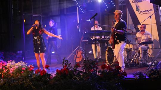 Die Band Nightfever aus Leipzig heizt den Gästen ein.