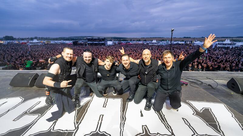 Rockharz-Festival in Ballenstedt liefert viele Höhenflüge Die Band Oomph! posiert bei ihrem Auftritt zusammen mit Tausenden Fans.