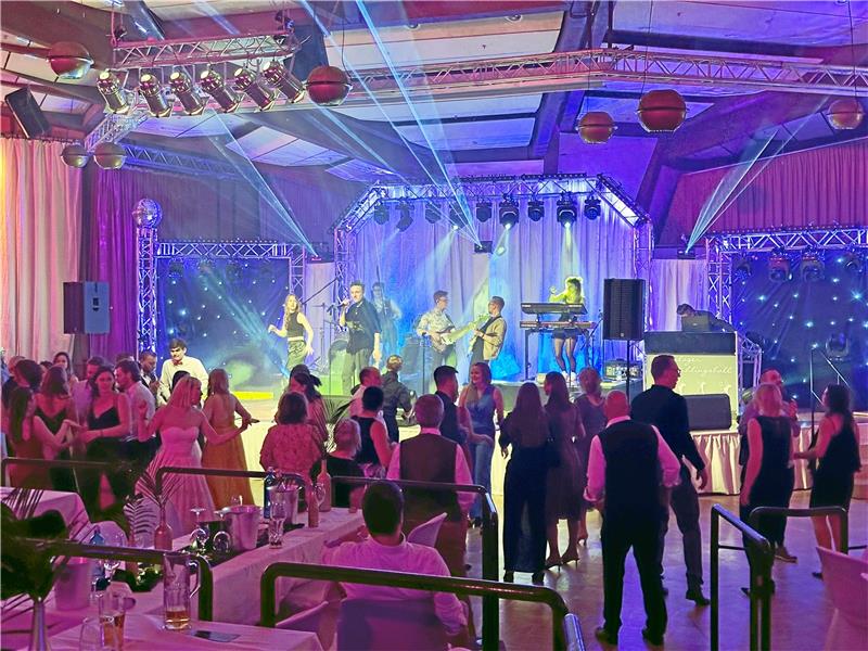 Frühlingsball: Braunlage tanzt durch 1001 Nacht Die Band Paradise at Midnight aus Essen sorgt dafür, dass die Tanzfläche immer gefüllt ist. Foto: Eggers