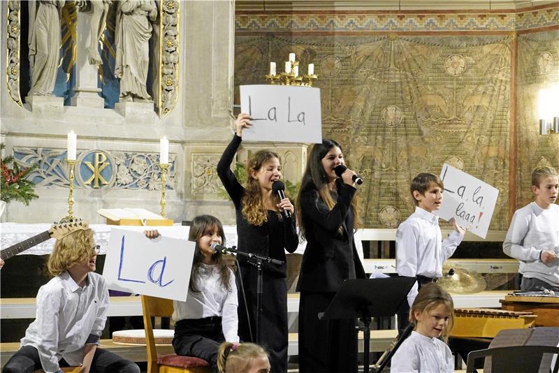 Weihnachtskonzert: Harzburger Schule ist voller Gesangstalente Die Band Red Planets mit ihren Sängerinnen Annelie Willbrandt (r.) und Ida Kuna. Foto: Schlegel