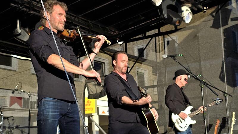 Nur ein Pöbler stört ein ansonsten gelungenes Jürgenohlfest Die Band Silent Radio aus Braunschweig sorgt am Samstagabend für Stimmung.