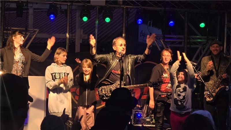 Oker feiert ein Fest mit Musik, Spiele und Feuerwerk Die Band Weitersagen mit Westernhagen sorgt für Stimmung beim Stadtteilfest.