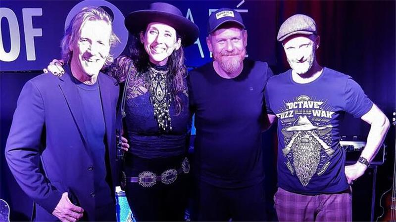 Patricia Vonne sorgt bei Konzert im Hof-Café für Latino-Flair Die Band des Abends: Gitarrist Robert LaRoche (USA), Sängerin, Gitarristin und Songwriterin Patricia Vonne (USA), Drummer Bernhard Weichinger (Österreich) und Bass-Spieler Harmen de Bresser (Niederlande) (v.l.).