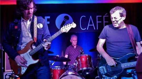 Die „Band of Friends“, von links nach rechts: Davy Knowles (Gitarre und Gesang), Brendan O‘Neill (Drums) und Gerry McAvoy (Leader und Gitarre) machen zwei Stunden Stimmung auf den Goslarschen Höfen.