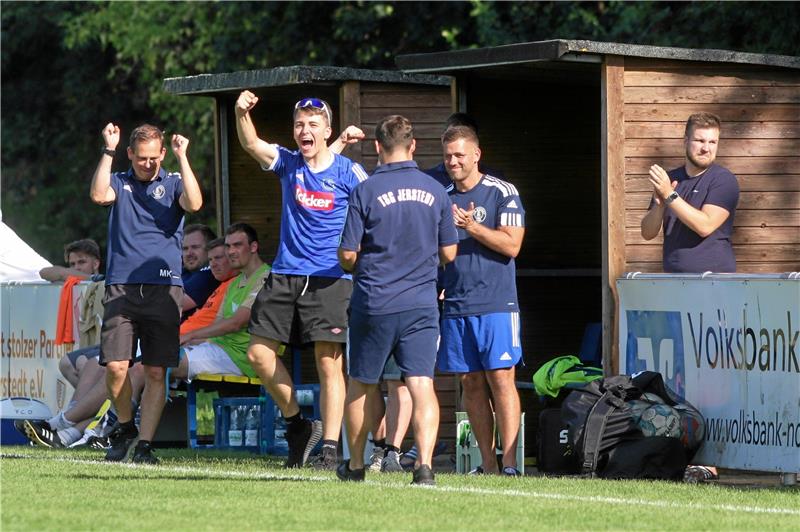TSG Jerstedt im Derby-Glück: 5:0 gegen FC Othfresen II Die Bank der TSG Jerstedt feiert einen Treffer beim 5:0-Sieg gegen die 2. Mannschaft des FC Othfresen. Foto: Gietemann