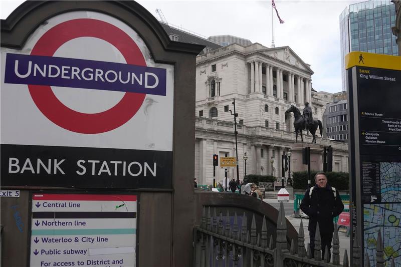 Fed erhöht Zinsen weiter - Bank of England zieht nach Die Bank of England im Finanzviertel von London.