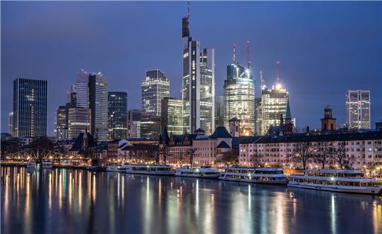 «Die Banken des Euroraums profitieren von steigenden Zinsen, sehen sich aber mit Gegenwind durch höhere Finanzierungskosten, schlechtere Qualität der Aktiva und geringere Kreditvolumina konfrontiert», fasst die EZB zusammen.