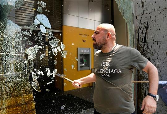 «Die Banken im Libanon stehlen unser Geld!»: Ein Demonstrant zerschlägt Fensterscheiben der Byblos Bank.