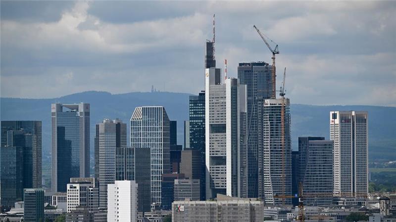 Die Banken vergeben Kredite an Unternehmen restriktiver. 