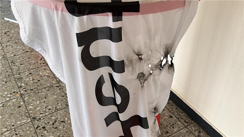 Die Banner, die zur Blutspende einladen, weisen deutliche Brandspuren auf.