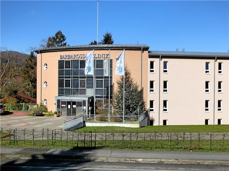 Die Barbarossa-Klinik ist eine von drei Reha-Kliniken der Michels-Gruppe in Bad Harzburg. Sie hat 97 Pflegebetten, die eigentlich für neurologische Fälle vorgesehen sind. 50 werden nun auch normalen Krankenhauspatienten zur Verfügung gestellt, damit an anderer Stelle Platz ist für Corona-Fälle.  Foto: Schlegel/GZ-Archiv