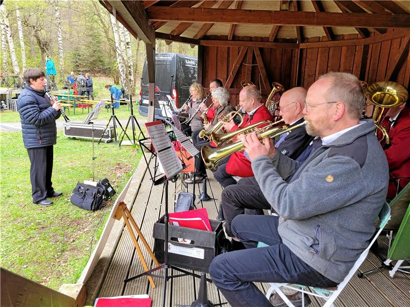 Maisingen am Molkenhaus: Widerstände stören Folklore nicht Die Barbiser Straßenmusikanten füllen die Umbauphasen mit Blasmusik.