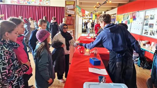 Die Bato-Schülerfirma der RKS sammelt bei ihrem Weihnachtsmarkt Geld für den nächsten Nepallauf.