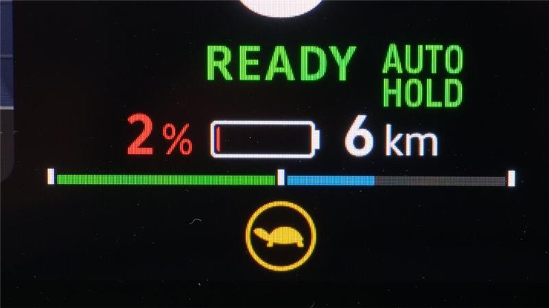 HUK-Umfrage: Umstiegstempo auf E-Autos halbiert Die Batteriestandsanzeige eines Elektroautos. Nach dem plötzlichen Aus der E-Auto-Kaufzuschüsse Ende 2023 hat sich das Umstiegstempo auf Elektroautos laut HUK Coburg halbiert.