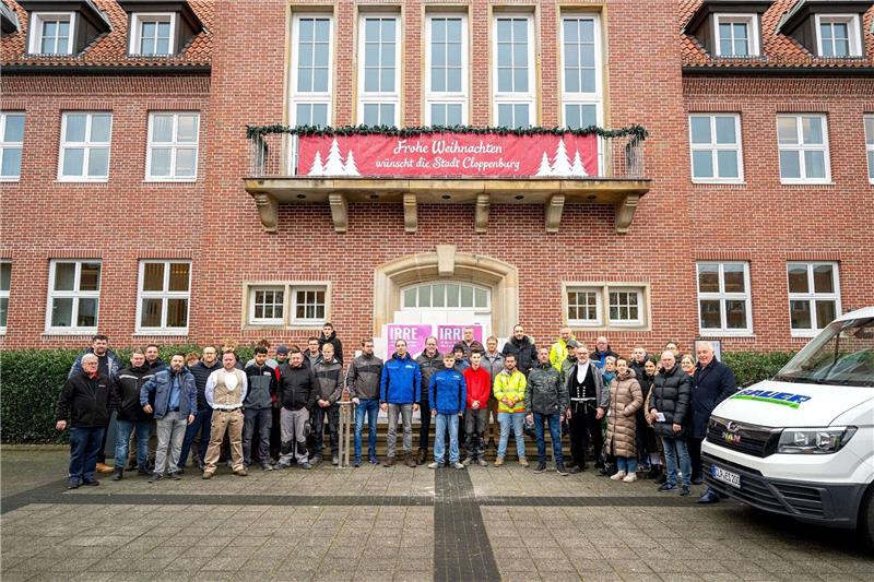 Handwerker protestieren mit Mauerbau-Aktion gegen Baukrise Die Bau-Innung Cloppenburg hat vor dem Rathaus eine Mauer aufgestellt.