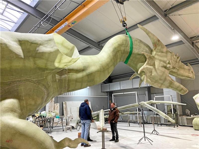 Die Bauarbeiten am größten dreiköpfigen Drachen Europas schreiten in einer Werkstatt in der Nähe des Steinhuder Meers voran. Foto: Privat