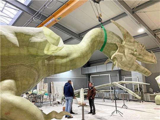 Die Bauarbeiten am größten dreiköpfigen Drachen Europas schreiten in einer Werkstatt in der Nähe des Steinhuder Meers voran. Foto: Privat