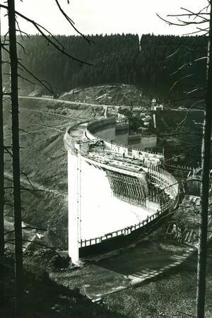 Die Bauarbeiten an der Staumauer dauern bis 1956 an.